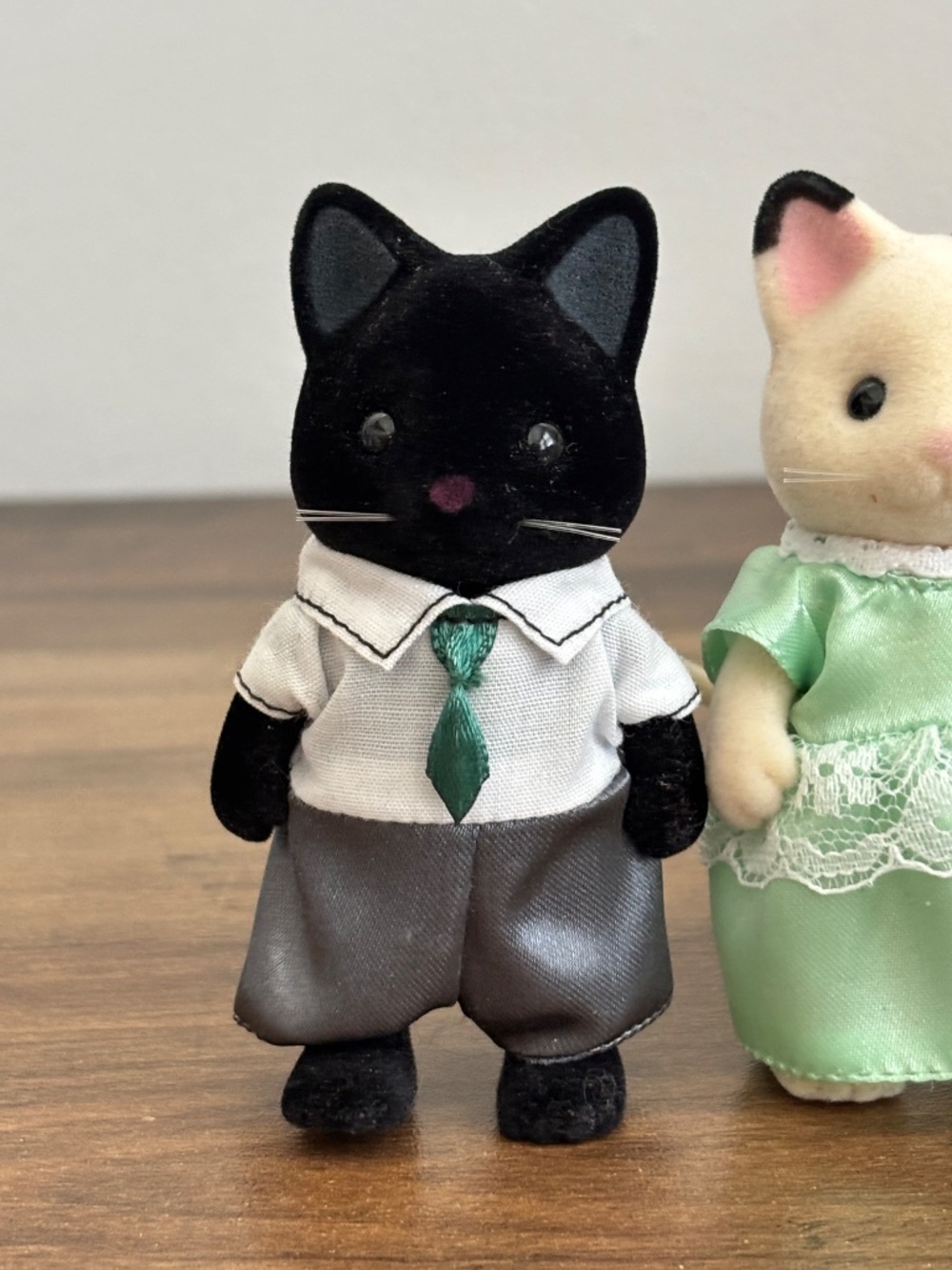 Calico Critters Sylvanian Families  Tuxedo Cat Family SET 4 Figures With Clothes - Picture 3 of 11